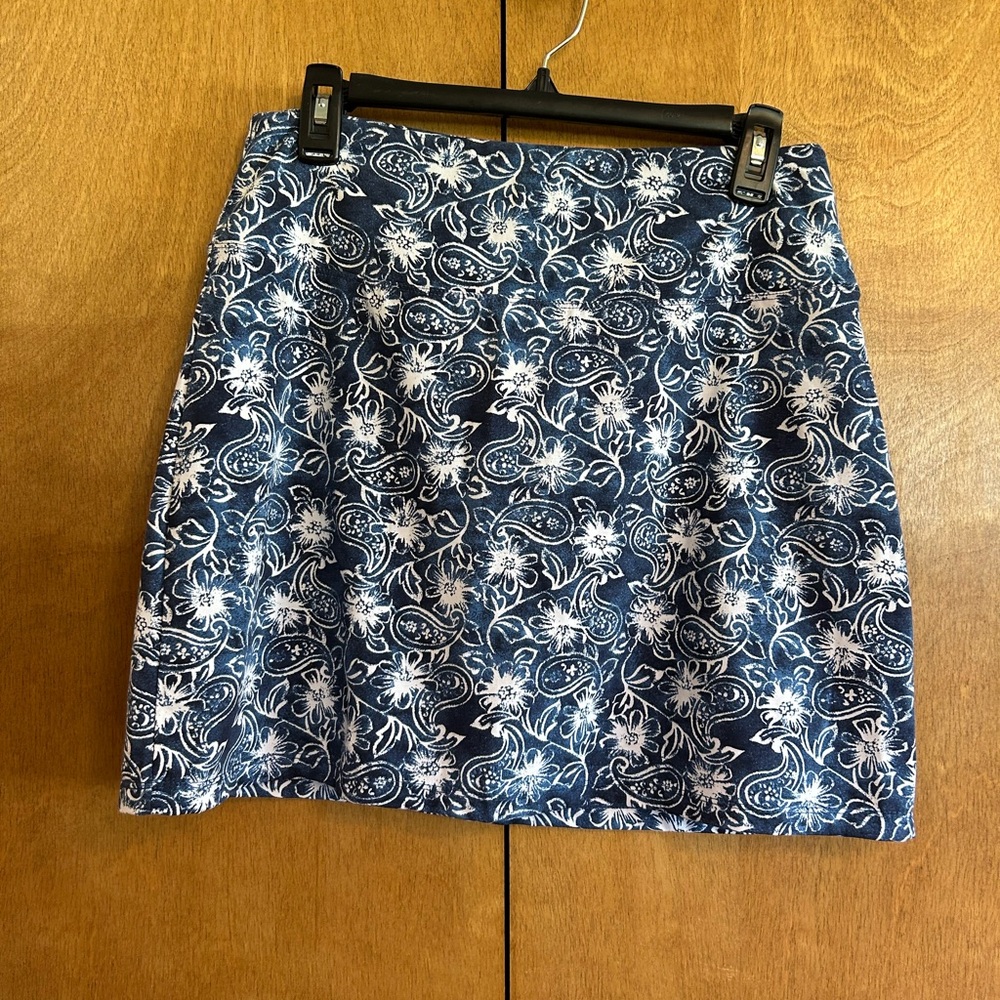 Slender Shapes Women’s Elegant Blue and White Patterned Mini Skort